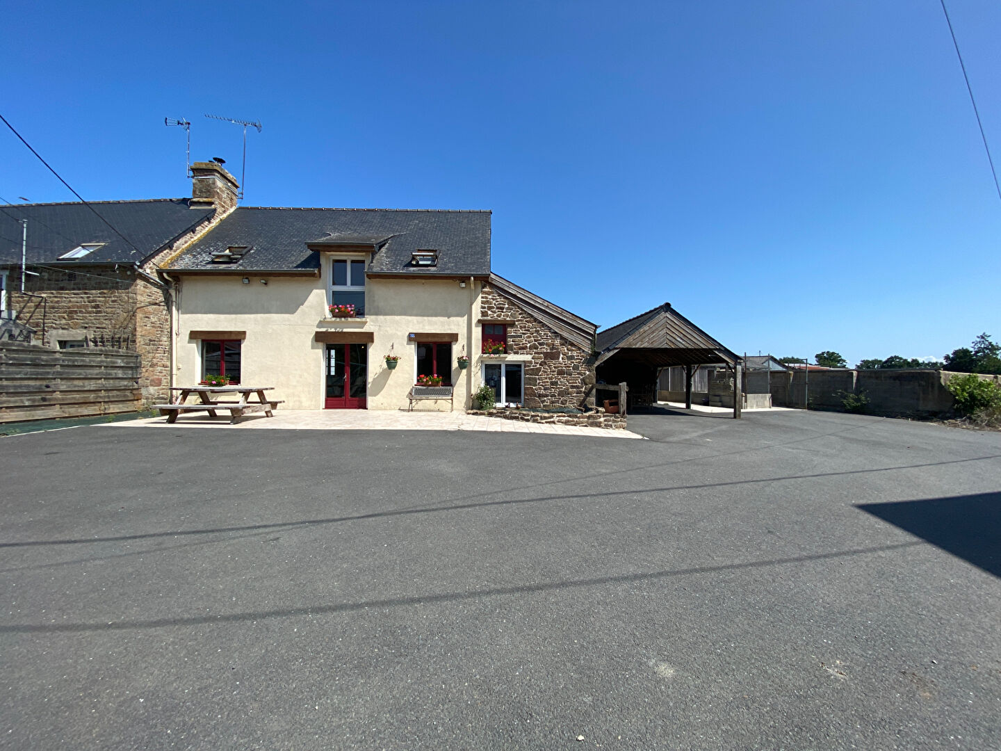 A VENDRE : CORPS DE FERME 7430 m2 AVEC MAISON 3 CHAMBRES ET DEPENDANCES