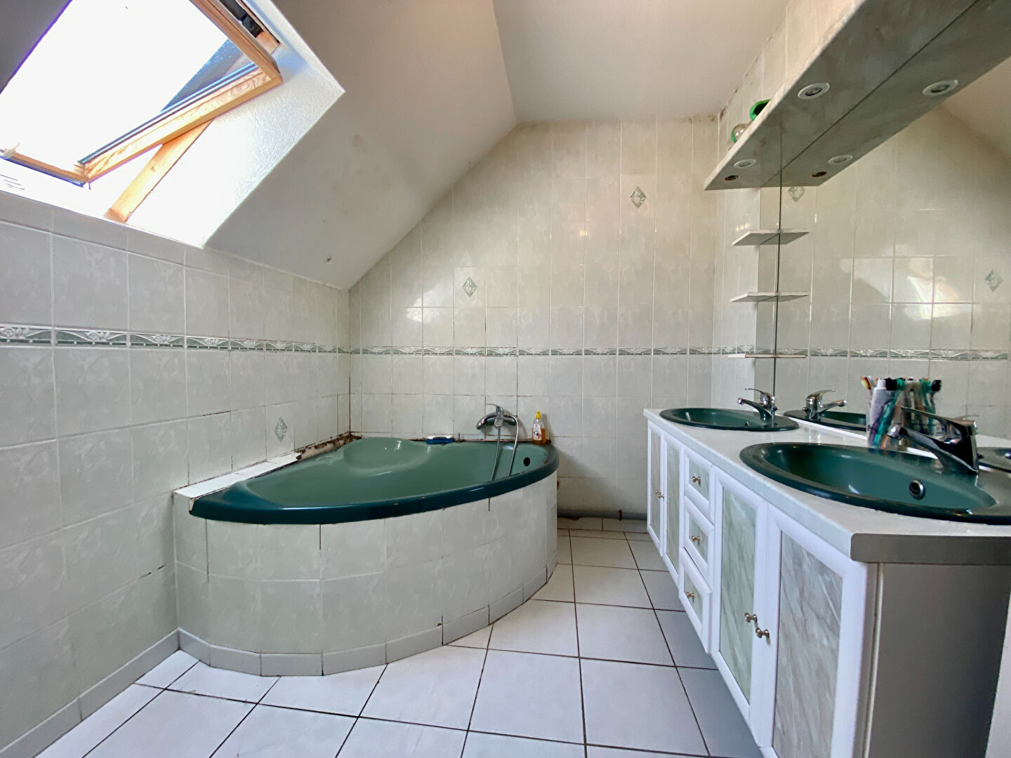 A VENDRE : CORPS DE FERME 7430 m2 AVEC MAISON 3 CHAMBRES ET DEPENDANCES