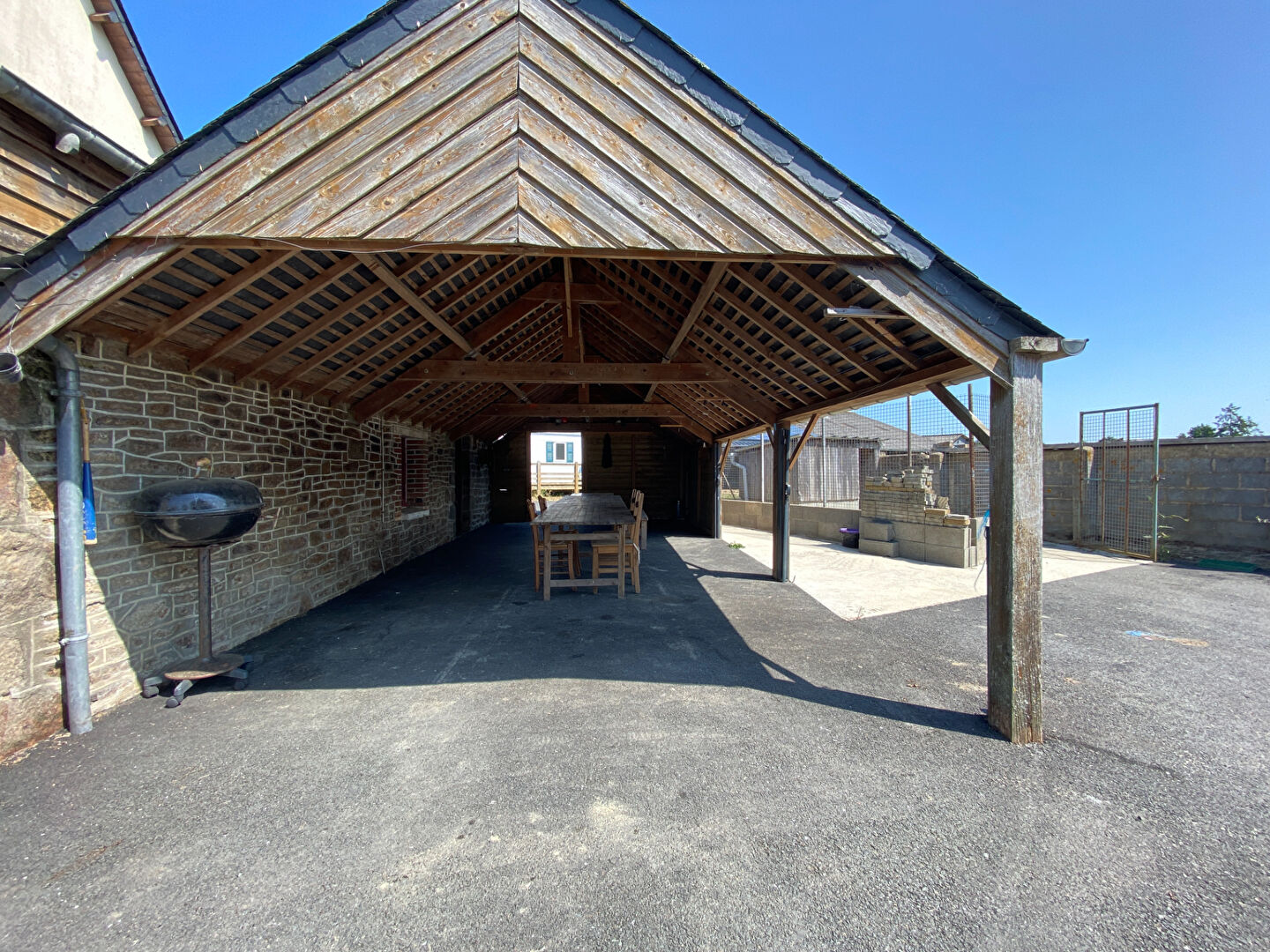 A VENDRE : CORPS DE FERME 7430 m2 AVEC MAISON 3 CHAMBRES ET DEPENDANCES
