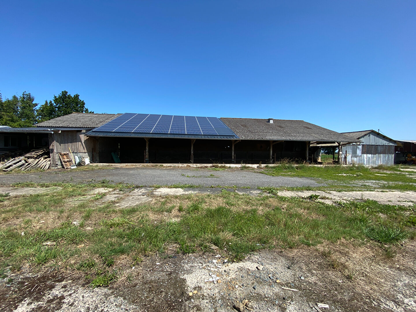 A VENDRE : CORPS DE FERME 7430 m2 AVEC MAISON 3 CHAMBRES ET DEPENDANCES