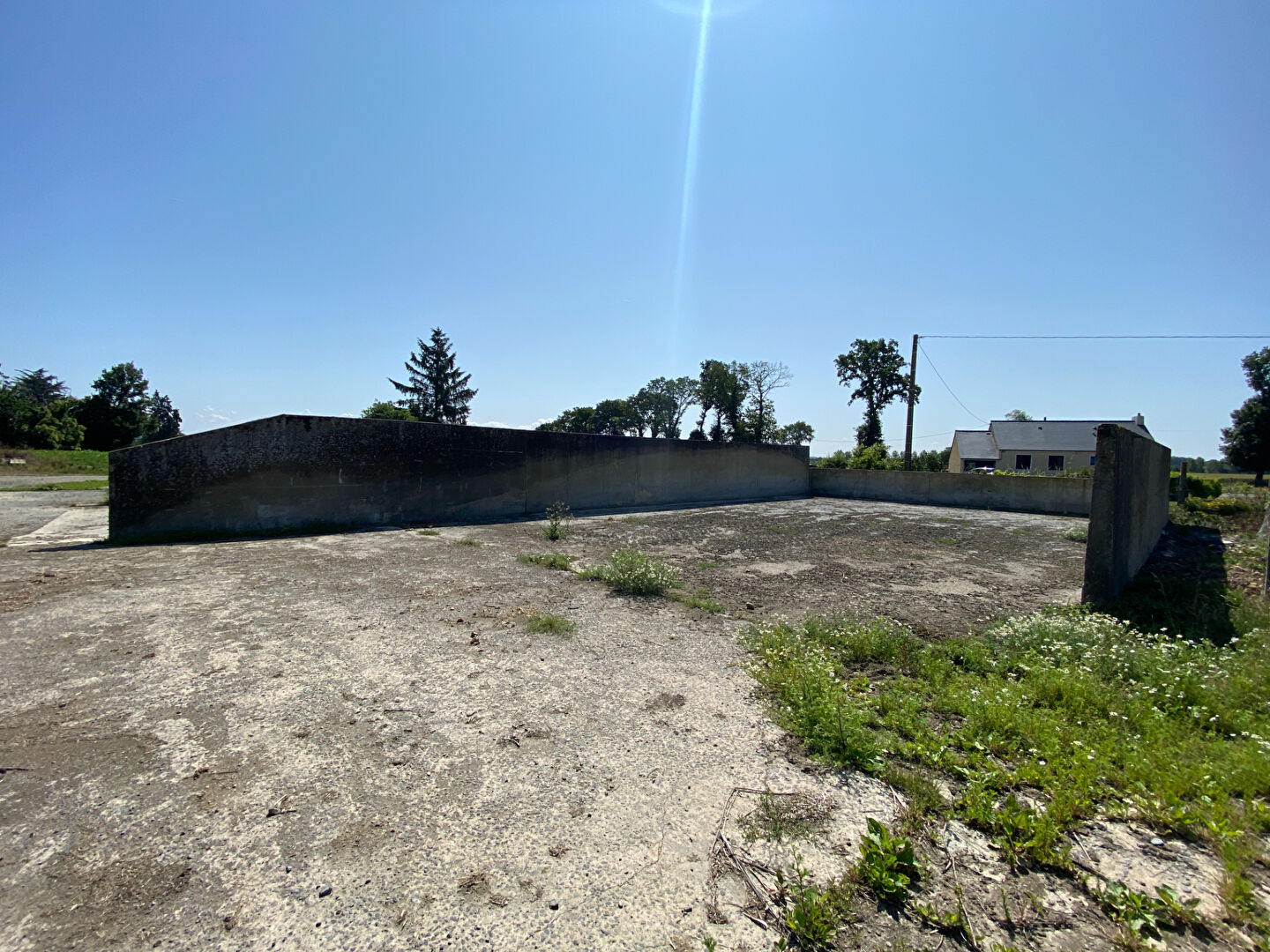A VENDRE : CORPS DE FERME 7430 m2 AVEC MAISON 3 CHAMBRES ET DEPENDANCES