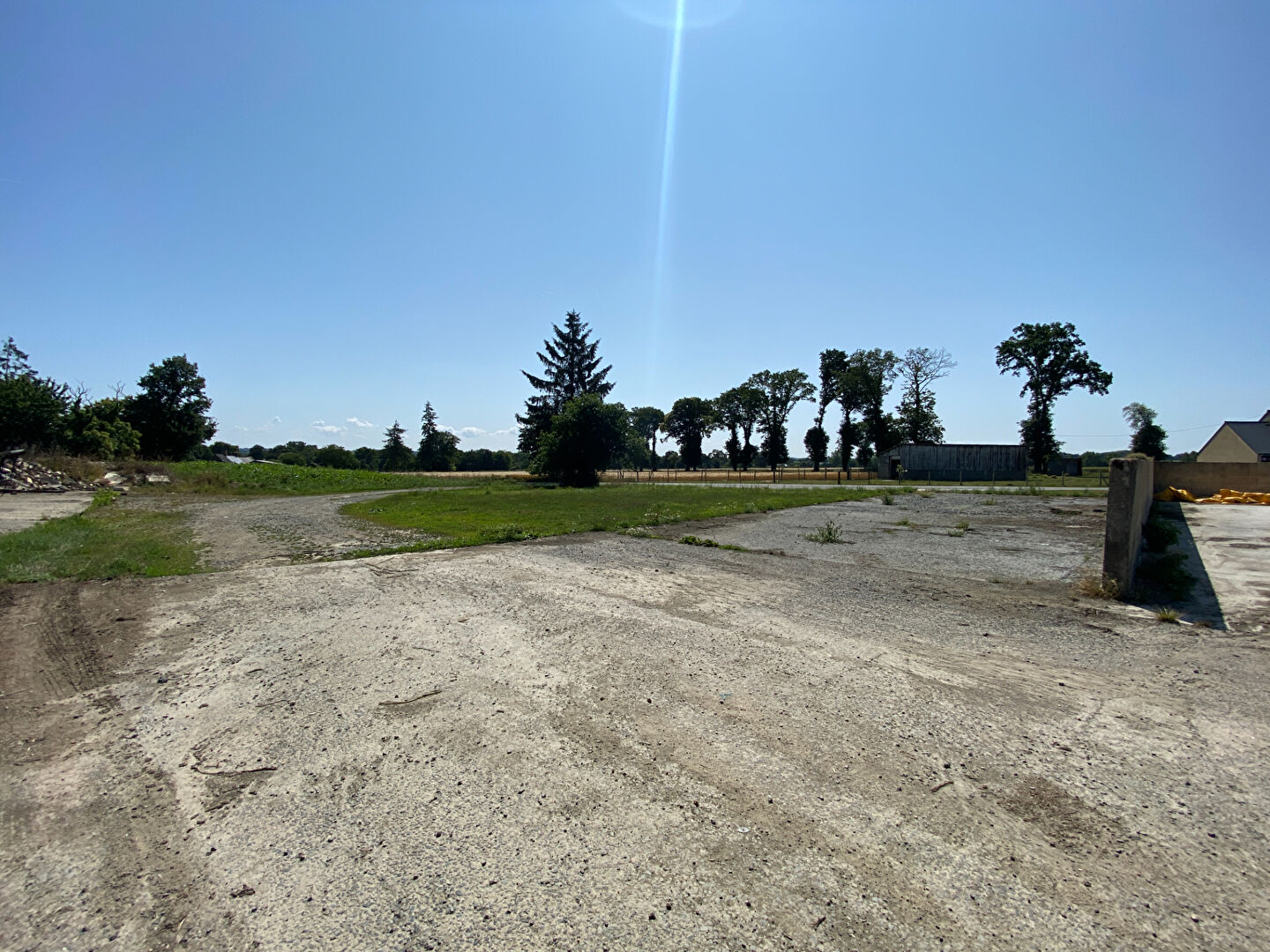 A VENDRE : CORPS DE FERME 7430 m2 AVEC MAISON 3 CHAMBRES ET DEPENDANCES