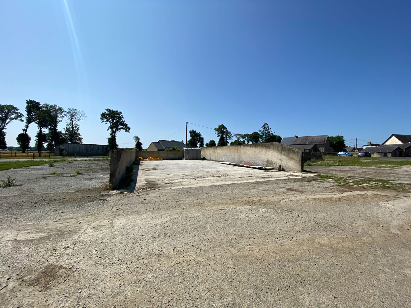 A VENDRE : CORPS DE FERME 7430 m2 AVEC MAISON 3 CHAMBRES ET DEPENDANCES