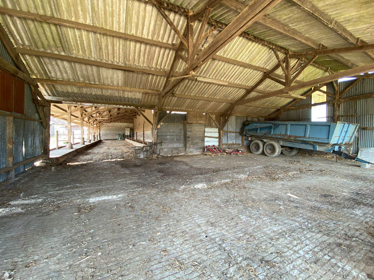 A VENDRE : CORPS DE FERME 7430 m2 AVEC MAISON 3 CHAMBRES ET DEPENDANCES