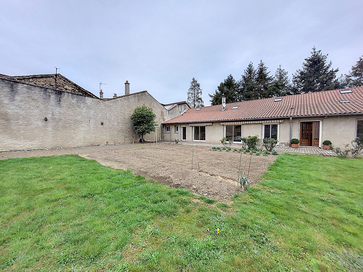 Maison composée de 2 appartements avec terrain dans le centre de Saint Maurice de Lignon