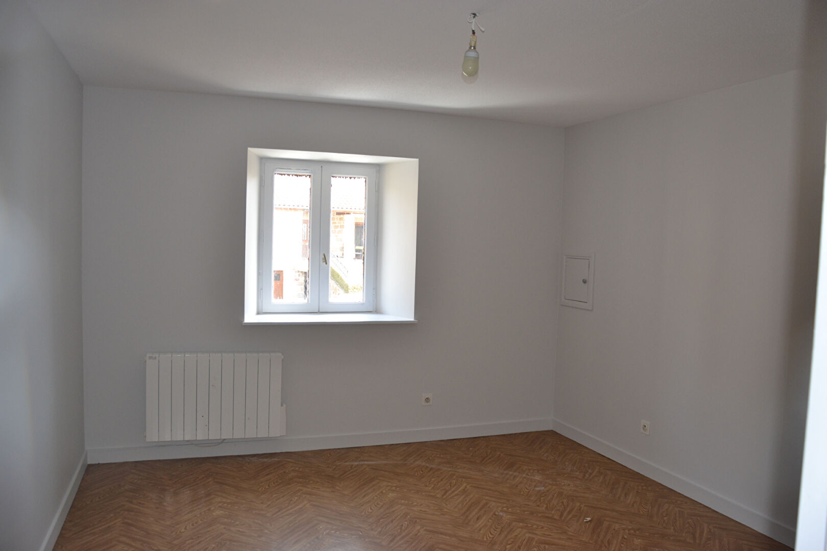Appartement au  1ER étage , 1 chambre dans centre ville de Lapte