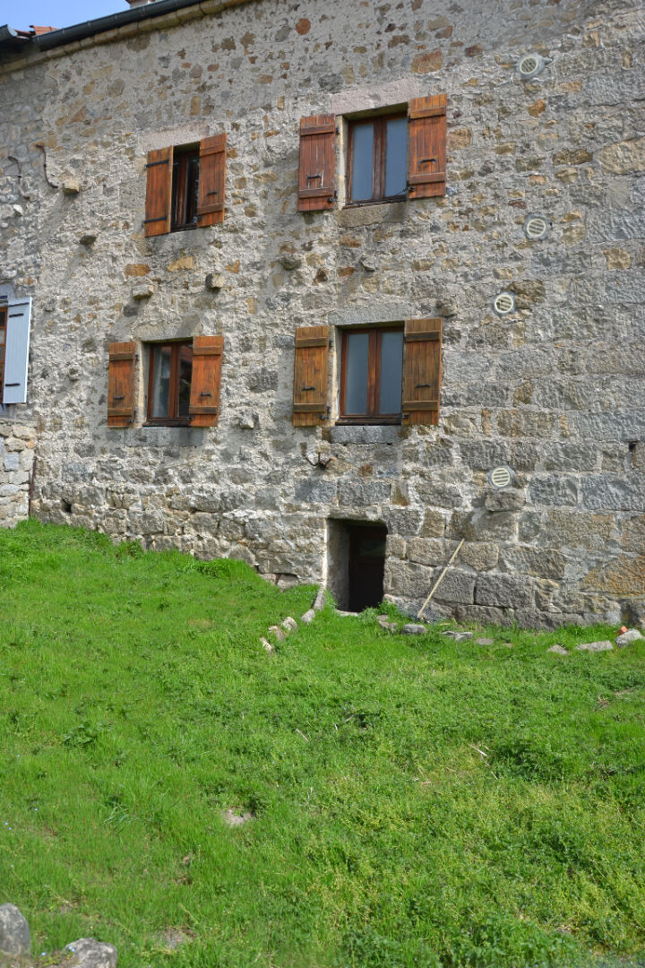 Appartement au  1ER étage , 1 chambre dans centre ville de Lapte