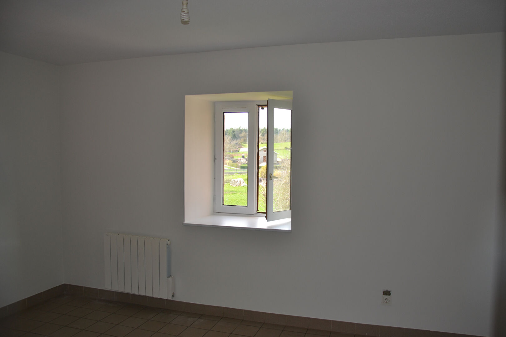 Appartement au  1ER étage , 1 chambre dans centre ville de Lapte