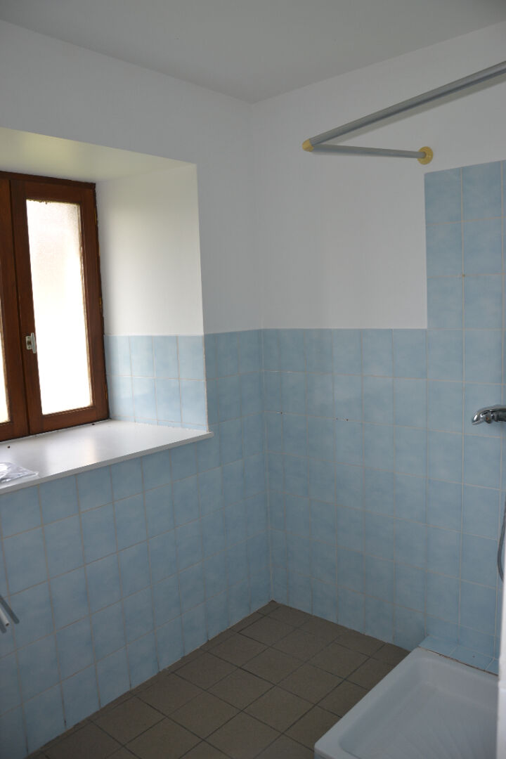 Appartement au  1ER étage , 1 chambre dans centre ville de Lapte