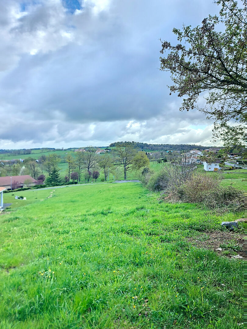 SOUS COMPROMIS Terrain d'environ 2250m2  viabilisé avec belle vue dégagée sur la commune de Beaux