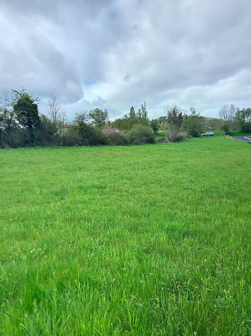 SOUS COMPROMIS Terrain d'environ 2250m2  viabilisé avec belle vue dégagée sur la commune de Beaux