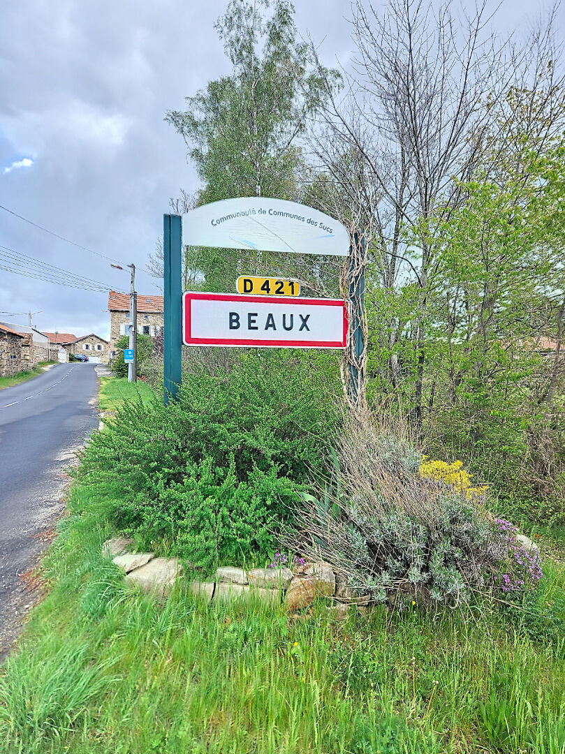 SOUS COMPROMIS Terrain d'environ 2250m2  viabilisé avec belle vue dégagée sur la commune de Beaux