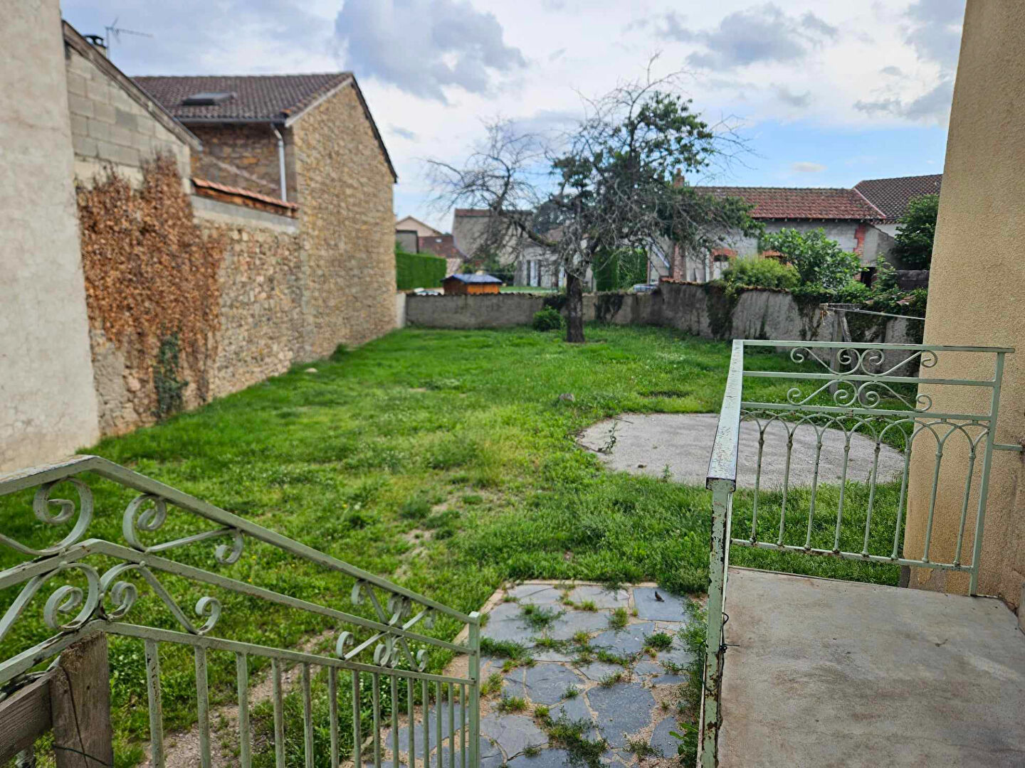 CENTRE BAS EN BASSET Maison  de village à rénover sur 450 m2 de terrain clos