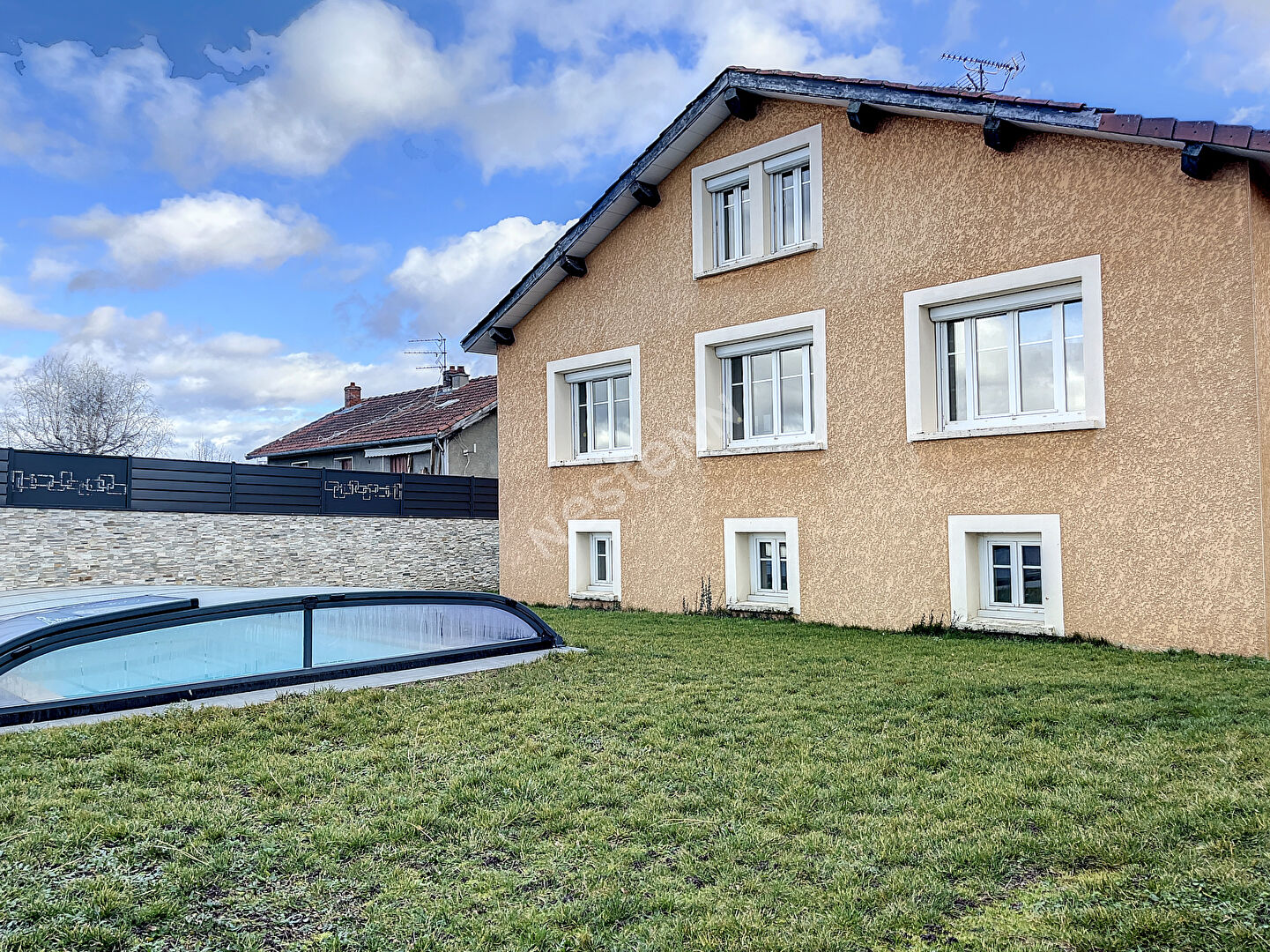 Maison proche centre SAINT MAURICE DE LIGNON avec garage, piscine couverte et terrain