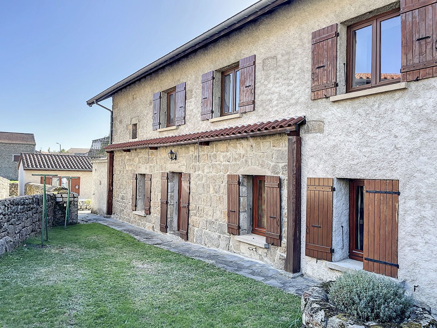 EXCLUSIVITE  ! Grande maison en pierre  avec garage et terrain clos proche centre  de GRAZAC