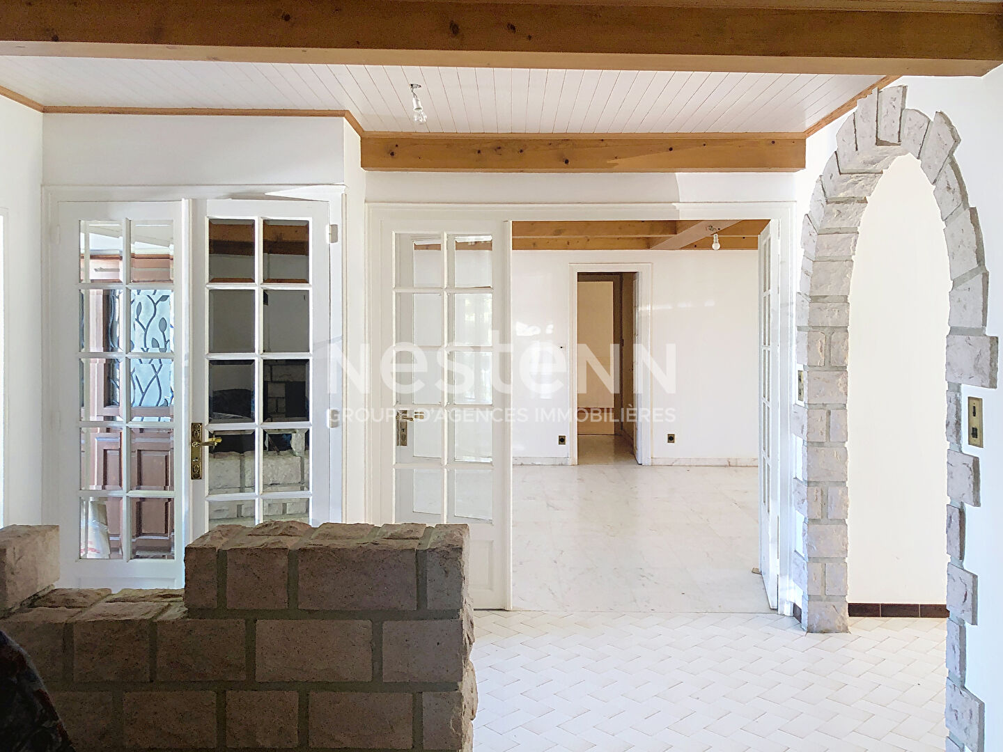 EXCLUSIVITE  ! Grande maison en pierre  avec garage et terrain clos proche centre  de GRAZAC