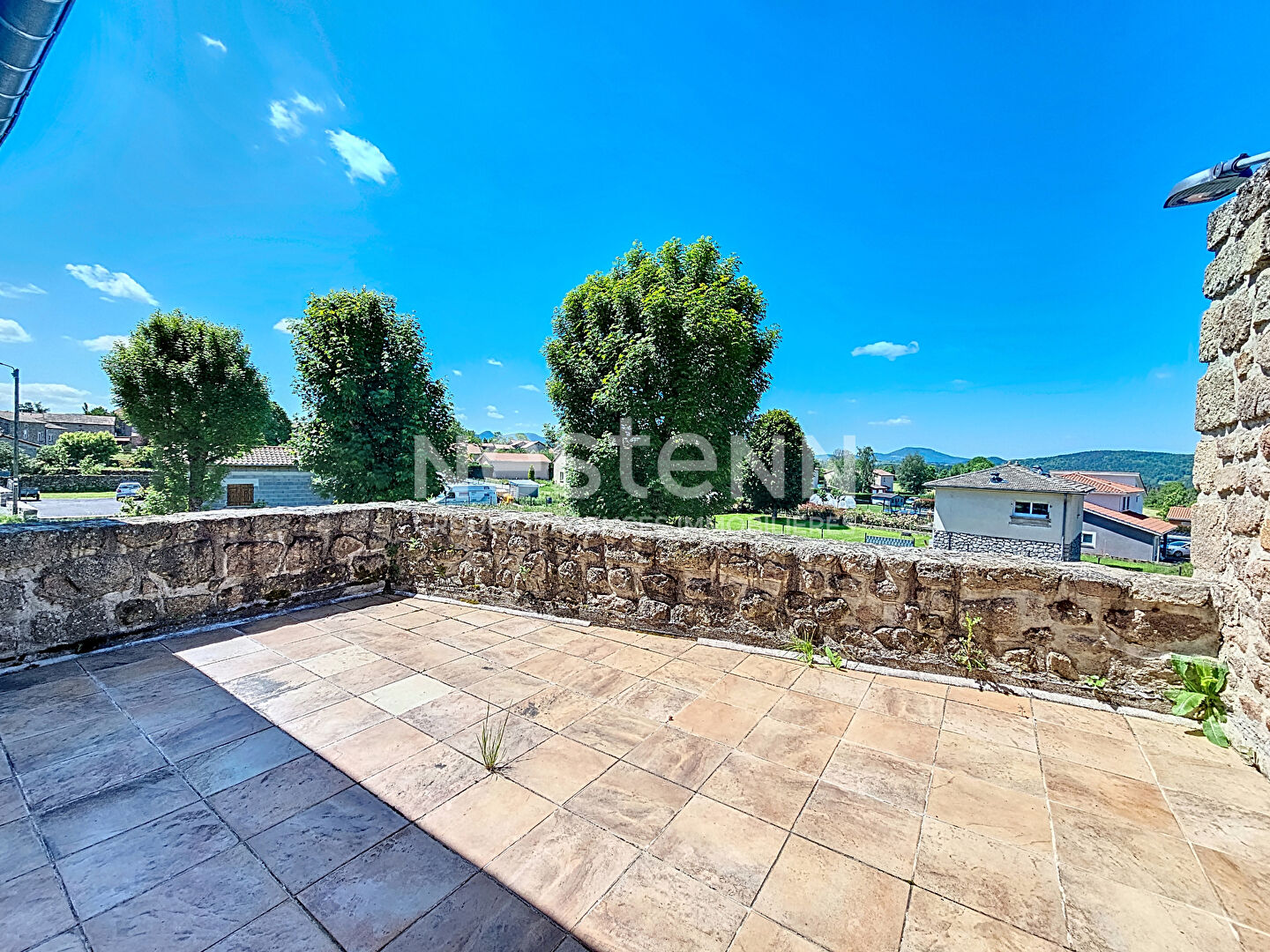 EXCLUSIVITE  ! Grande maison en pierre  avec garage et terrain clos proche centre  de GRAZAC