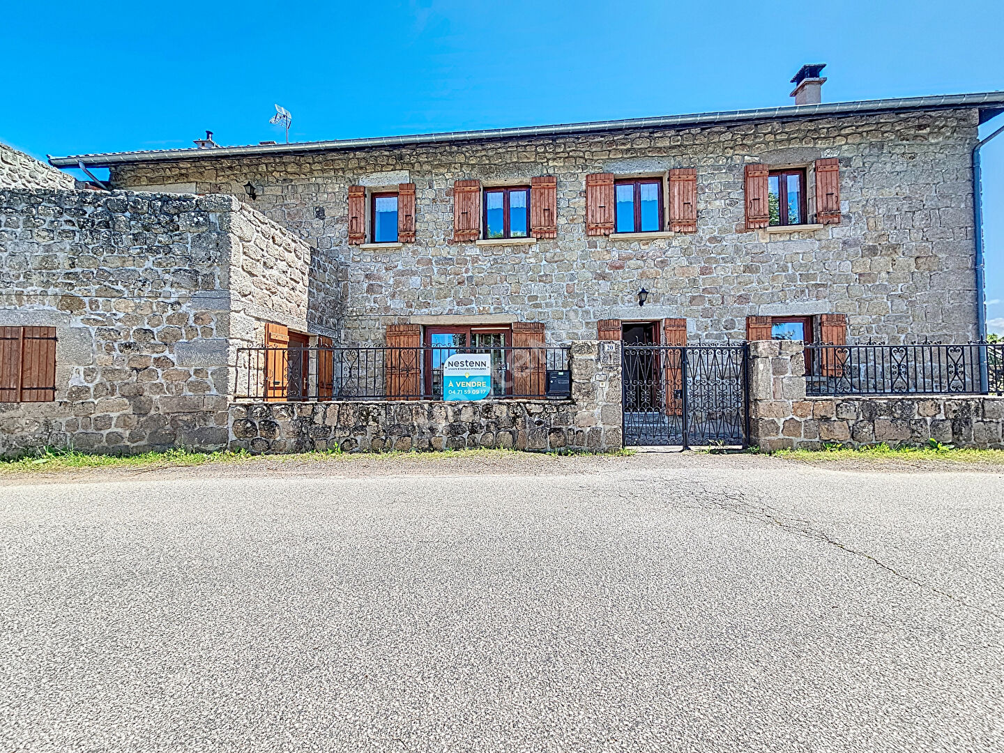 EXCLUSIVITE  ! Grande maison en pierre  avec garage et terrain clos proche centre  de GRAZAC