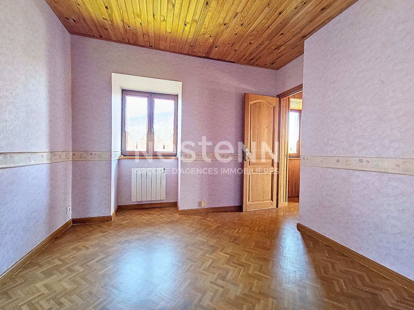 EXCLUSIVITE  ! Grande maison en pierre  avec garage et terrain clos proche centre  de GRAZAC