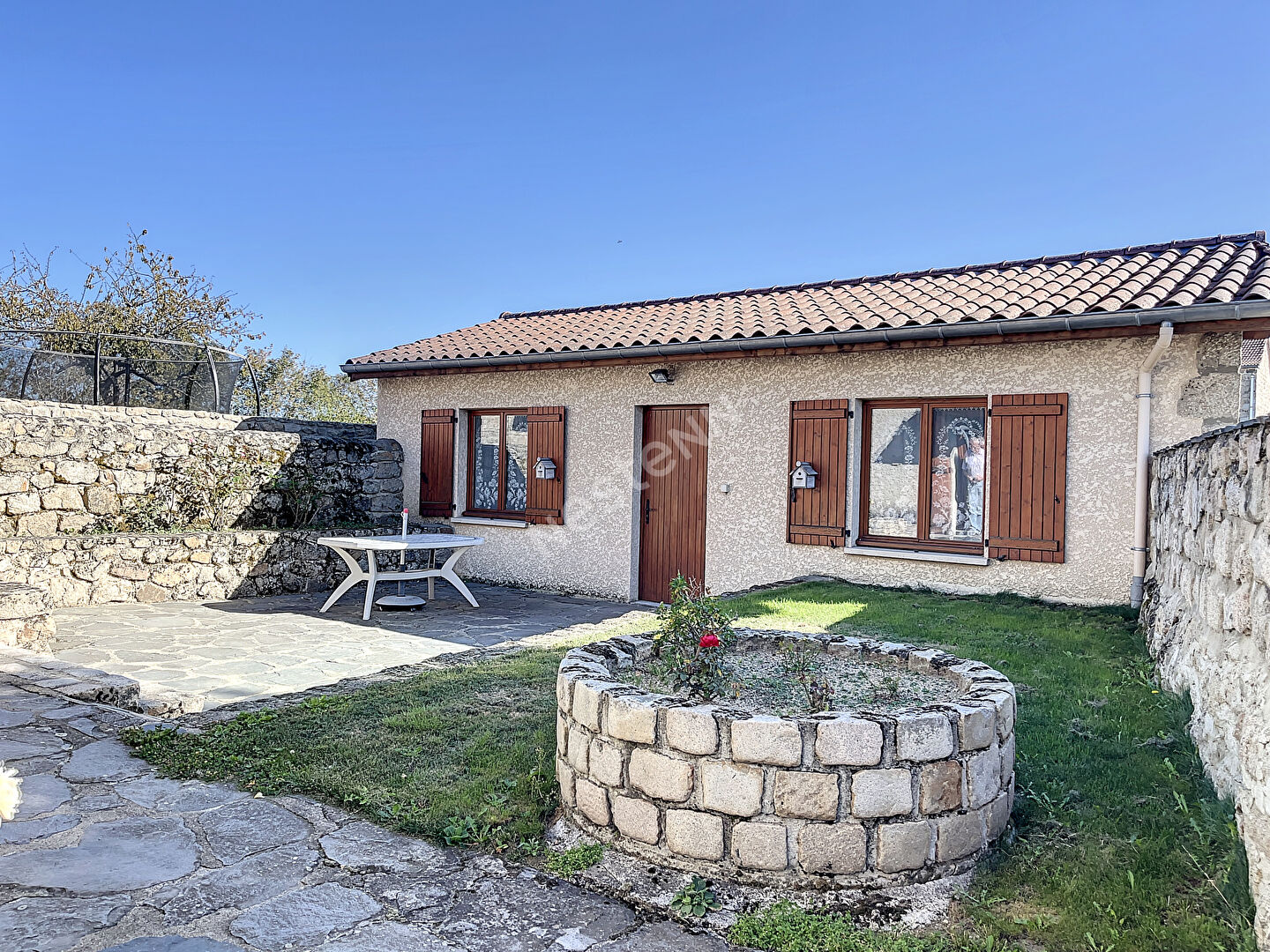 EXCLUSIVITE  ! Grande maison en pierre  avec garage et terrain clos proche centre  de GRAZAC