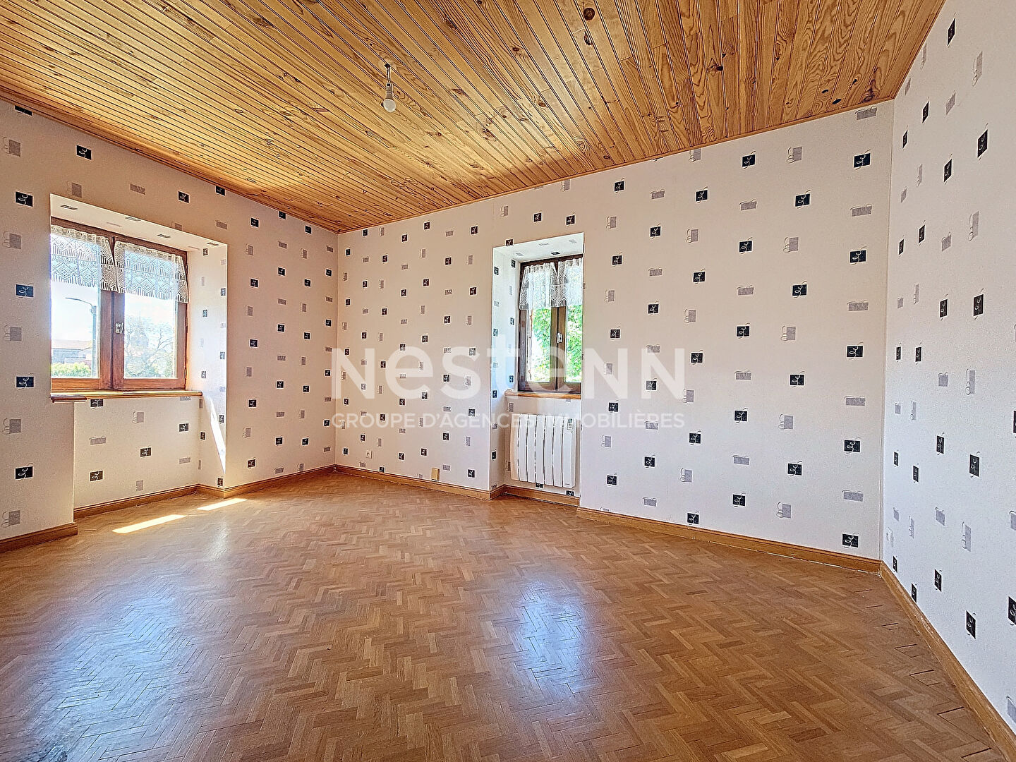 EXCLUSIVITE  ! Grande maison en pierre  avec garage et terrain clos proche centre  de GRAZAC