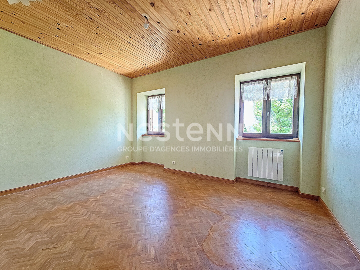 EXCLUSIVITE  ! Grande maison en pierre  avec garage et terrain clos proche centre  de GRAZAC