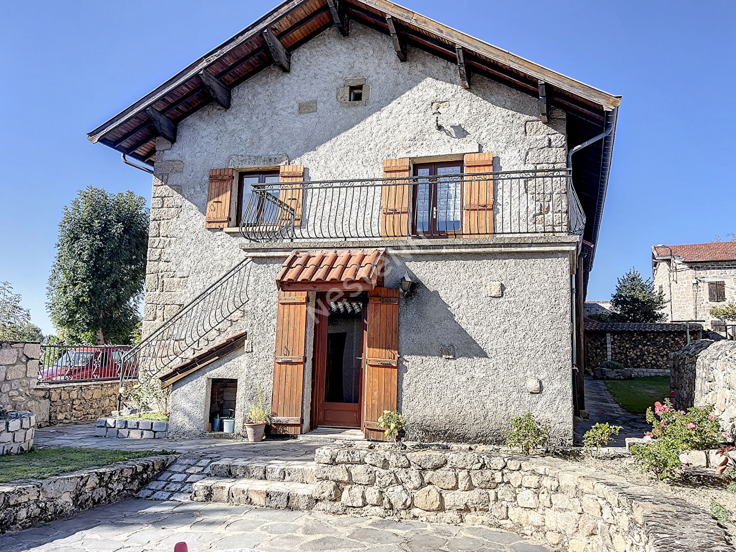 EXCLUSIVITE  ! Grande maison en pierre  avec garage et terrain clos proche centre  de GRAZAC