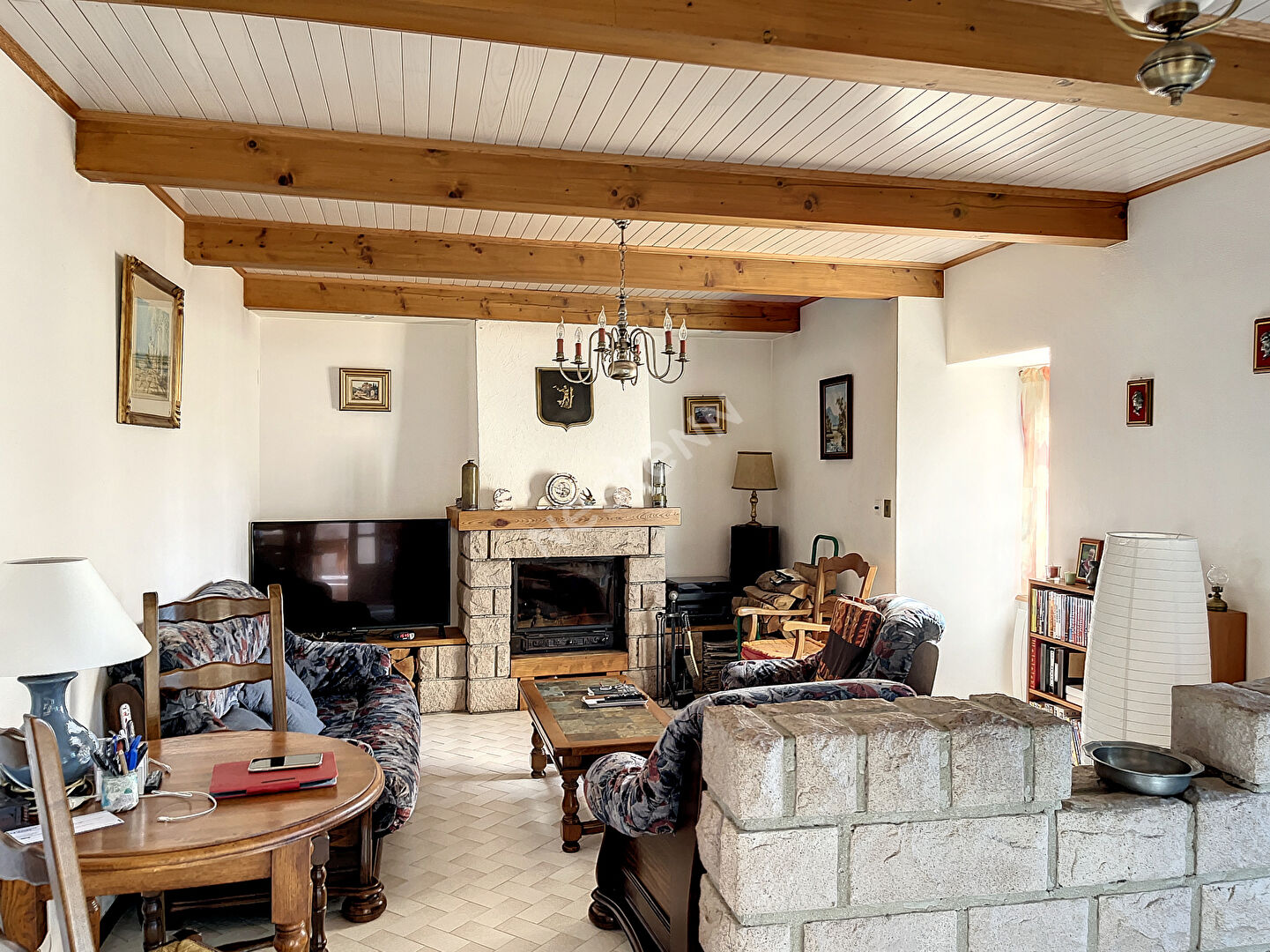 EXCLUSIVITE  ! Grande maison en pierre  avec garage et terrain clos proche centre  de GRAZAC
