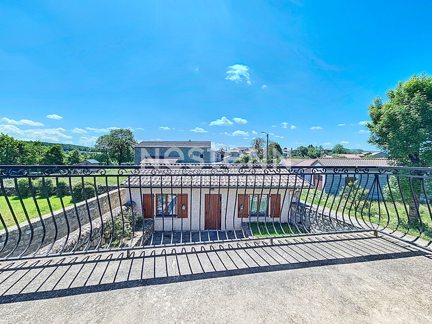 EXCLUSIVITE  ! Grande maison en pierre  avec garage et terrain clos proche centre  de GRAZAC