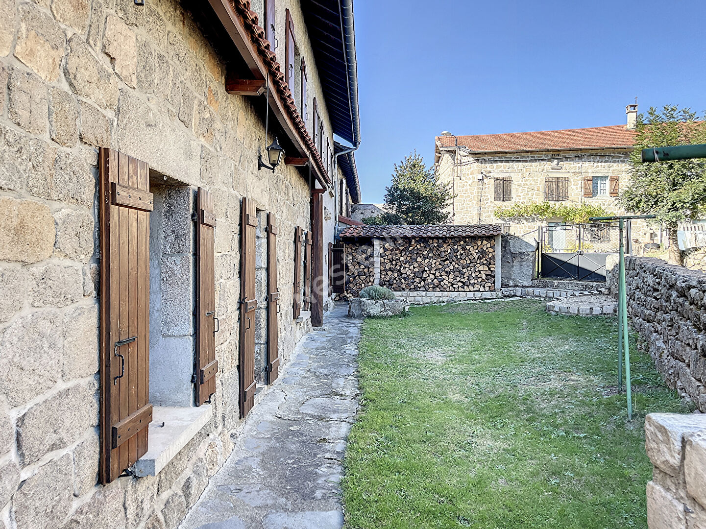 EXCLUSIVITE  ! Grande maison en pierre  avec garage et terrain clos proche centre  de GRAZAC