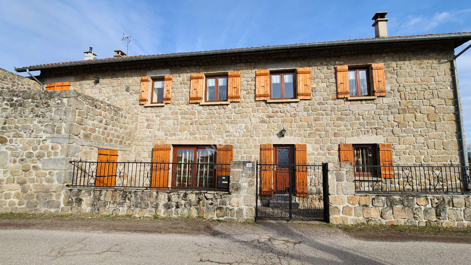EXCLUSIVITE  ! Grande maison en pierre  avec garage et terrain clos proche centre  de GRAZAC