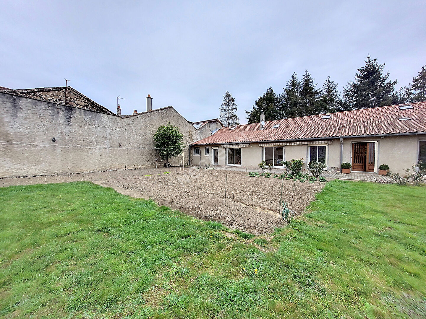 Maison composée de 2 appartements avec terrain dans le centre de Saint Maurice de Lignon