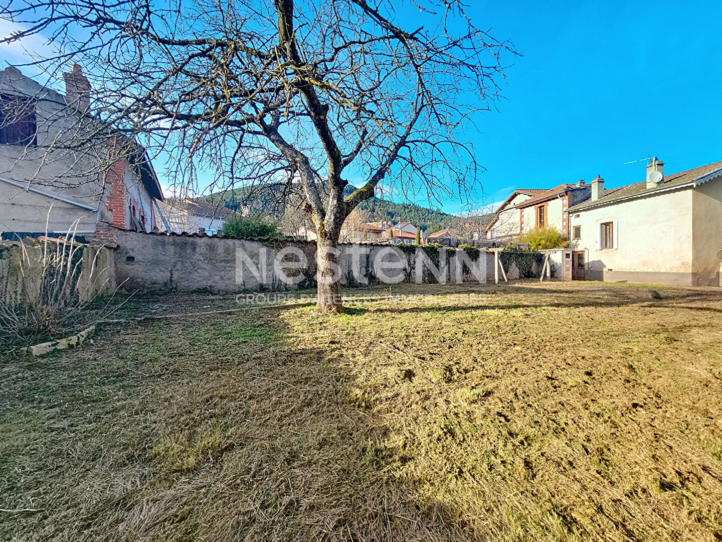 CENTRE BAS EN BASSET Maison  de village à rénover sur 450 m2 de terrain clos