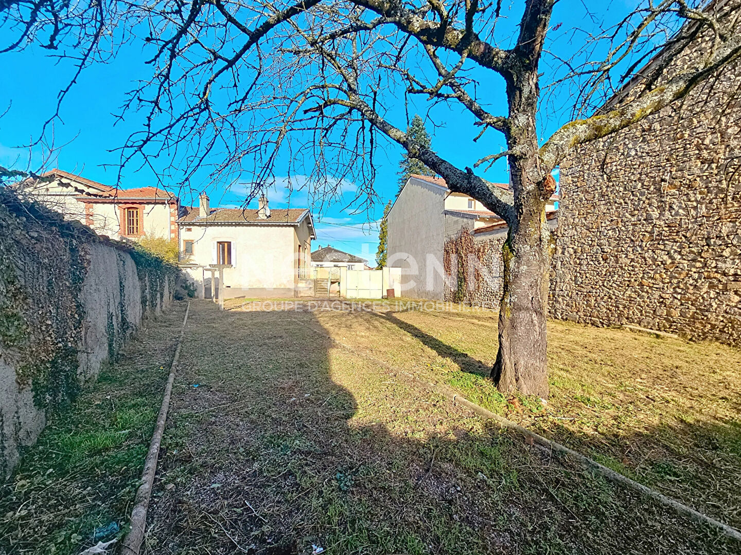CENTRE BAS EN BASSET Maison  de village à rénover sur 450 m2 de terrain clos