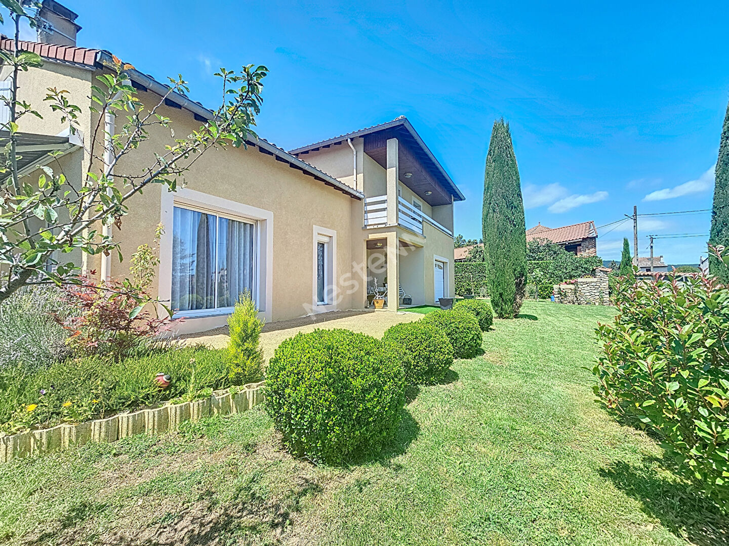 Maison sur plus de  1000 m2 de terrain clos et piscinable dans le centre de BAS EN BASSET