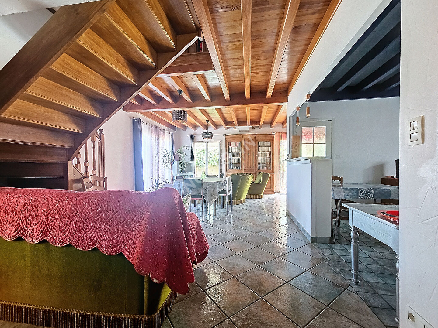 Maison sur plus de  1000 m2 de terrain clos et piscinable dans le centre de BAS EN BASSET