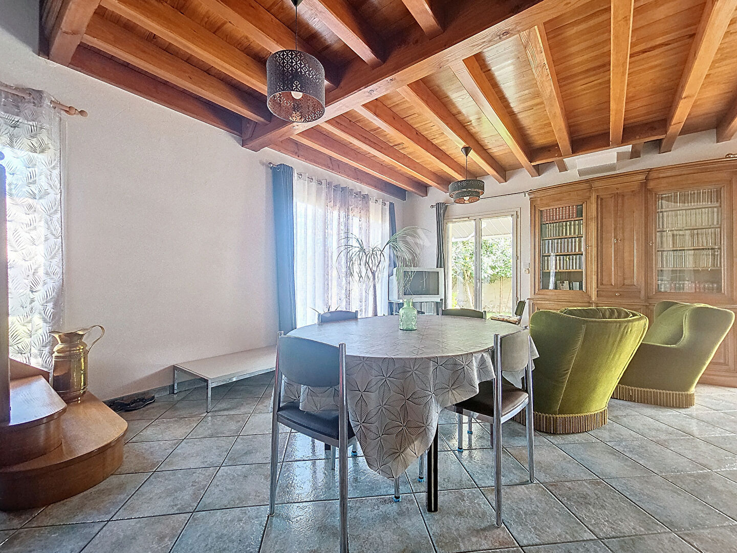 Maison sur plus de  1000 m2 de terrain clos et piscinable dans le centre de BAS EN BASSET