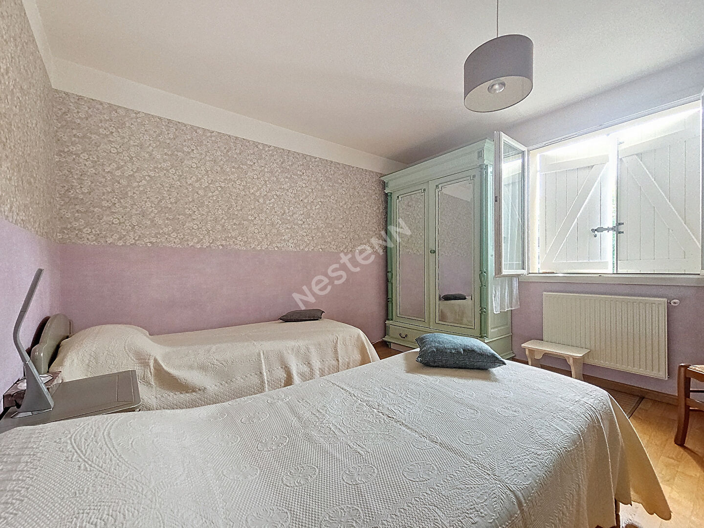 Maison sur plus de  1000 m2 de terrain clos et piscinable dans le centre de BAS EN BASSET