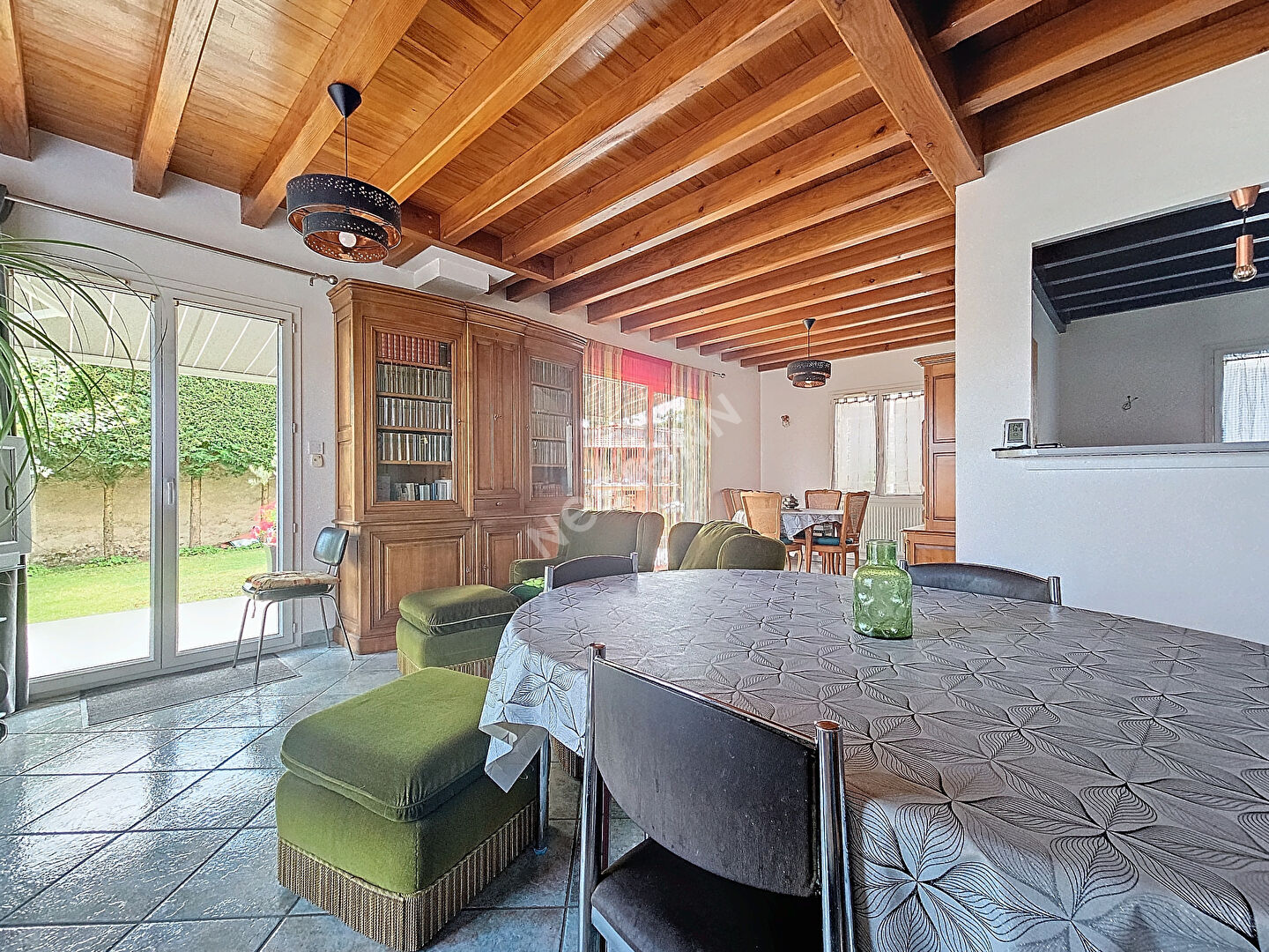 Maison sur plus de  1000 m2 de terrain clos et piscinable dans le centre de BAS EN BASSET