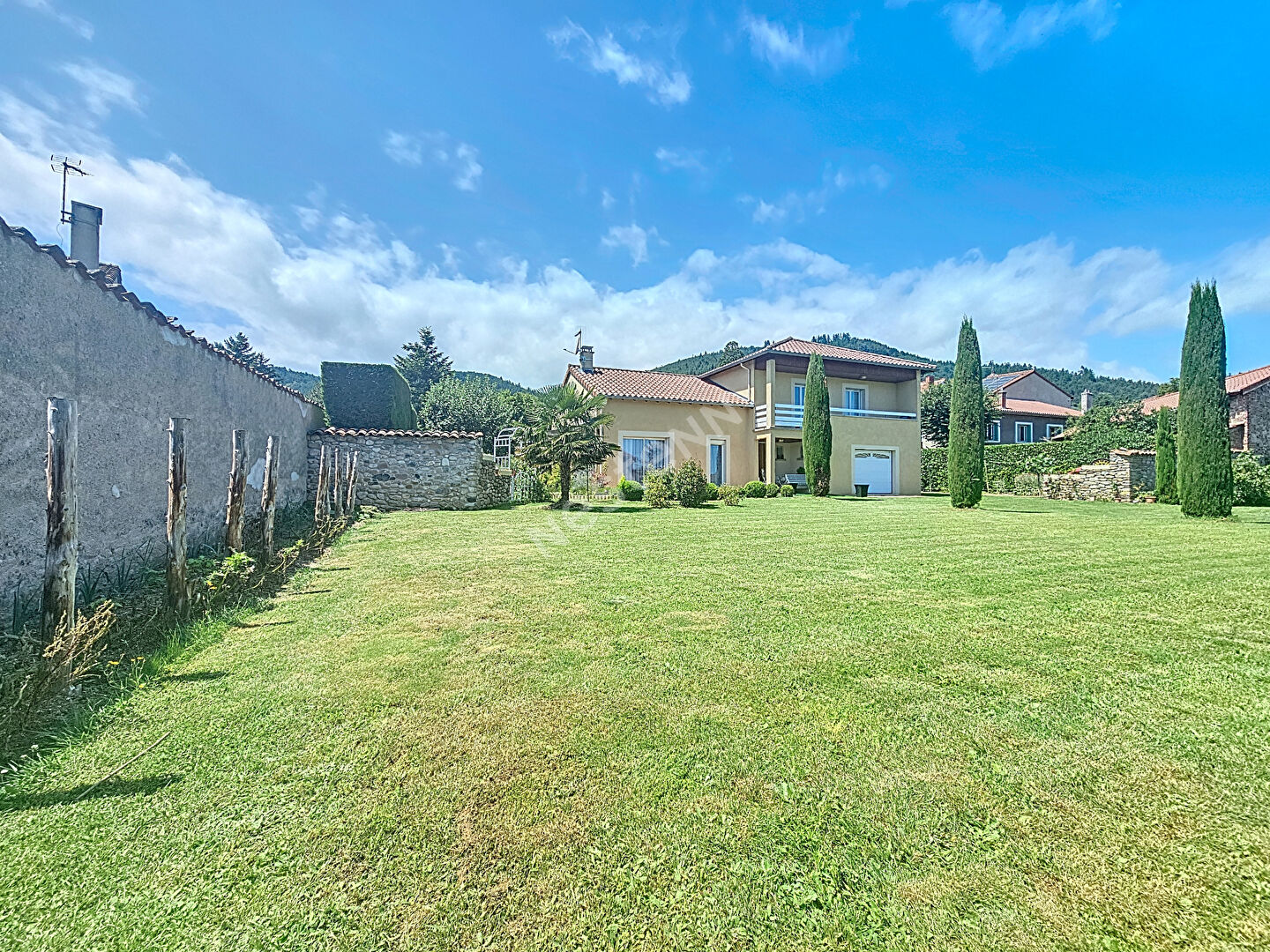 Maison sur plus de  1000 m2 de terrain clos et piscinable dans le centre de BAS EN BASSET