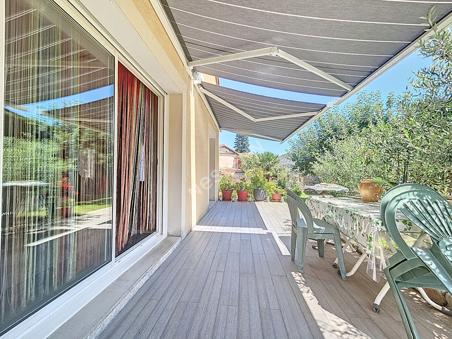 Maison sur plus de  1000 m2 de terrain clos et piscinable dans le centre de BAS EN BASSET