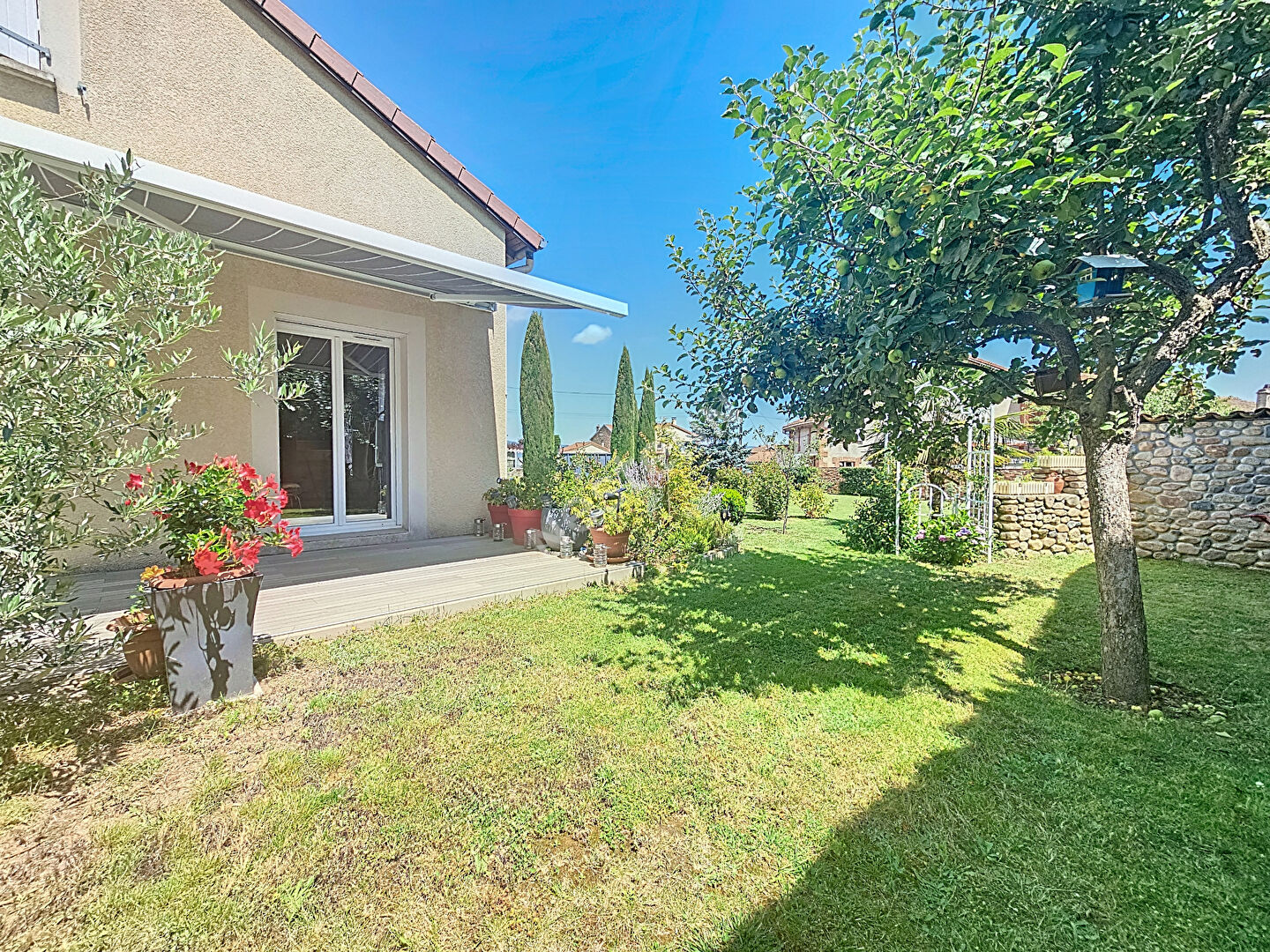 Maison sur plus de  1000 m2 de terrain clos et piscinable dans le centre de BAS EN BASSET