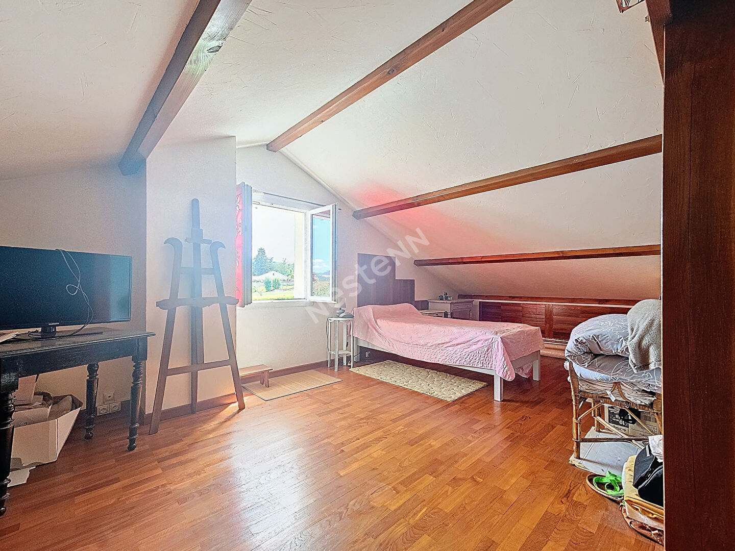 Maison sur plus de  1000 m2 de terrain clos et piscinable dans le centre de BAS EN BASSET