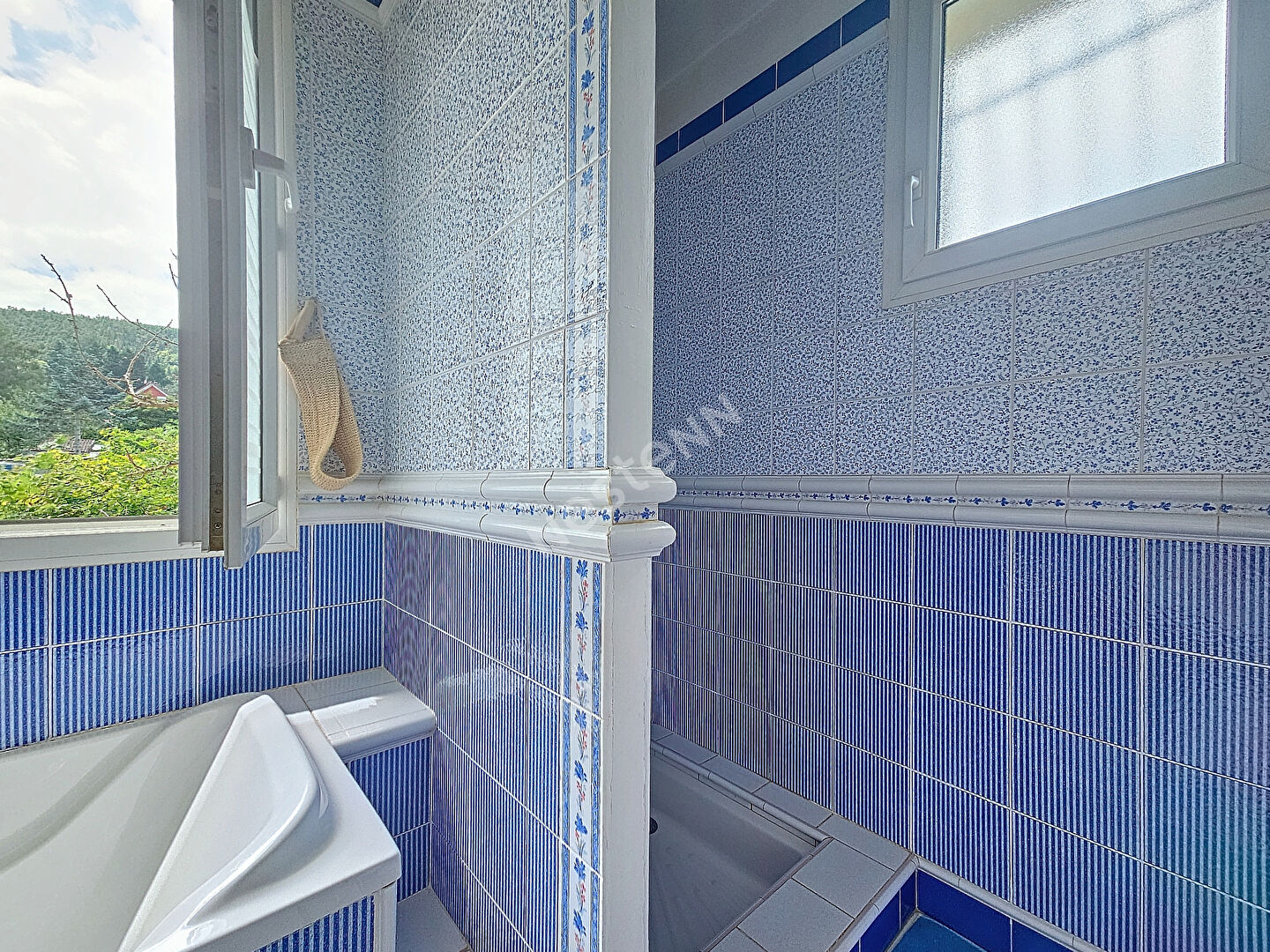 Maison sur plus de  1000 m2 de terrain clos et piscinable dans le centre de BAS EN BASSET