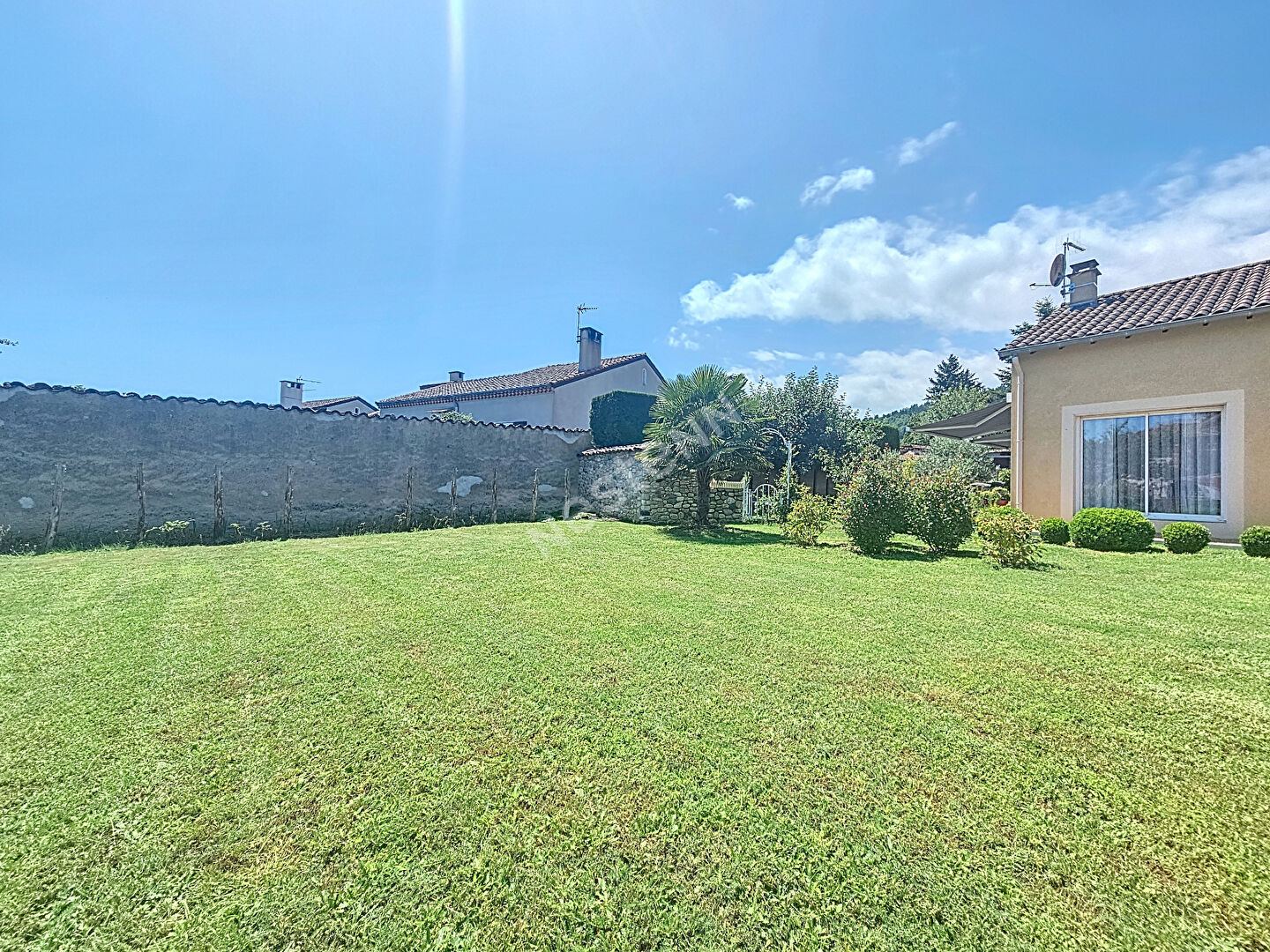 Maison sur plus de  1000 m2 de terrain clos et piscinable dans le centre de BAS EN BASSET