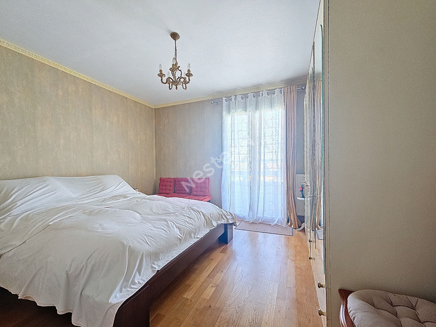 Maison sur plus de  1000 m2 de terrain clos et piscinable dans le centre de BAS EN BASSET