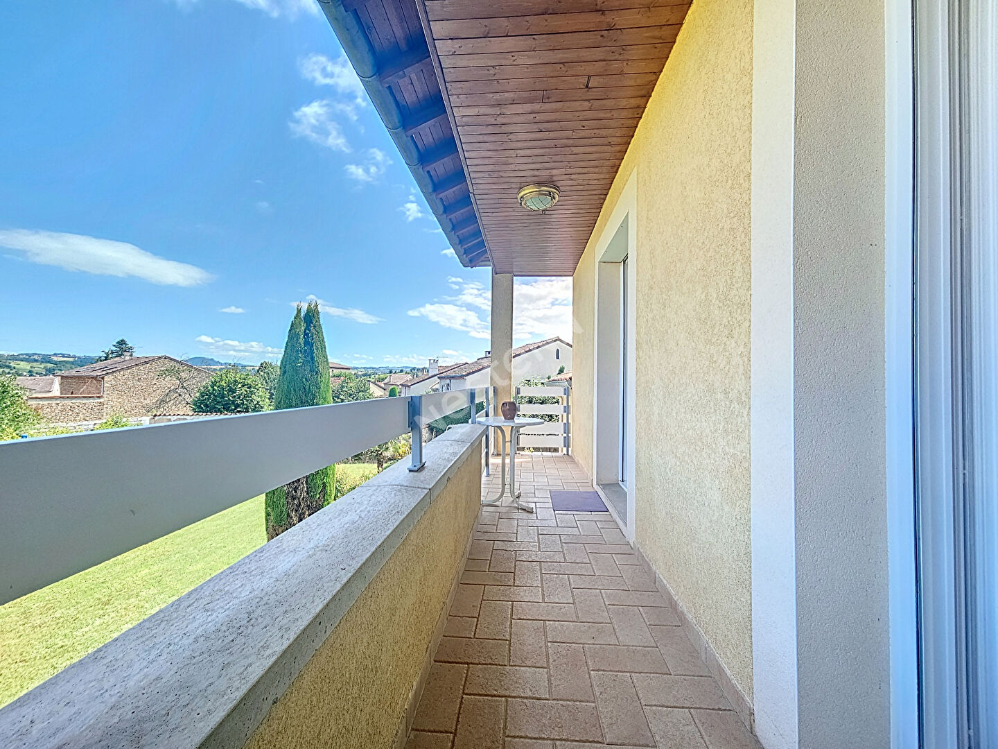 Maison sur plus de  1000 m2 de terrain clos et piscinable dans le centre de BAS EN BASSET
