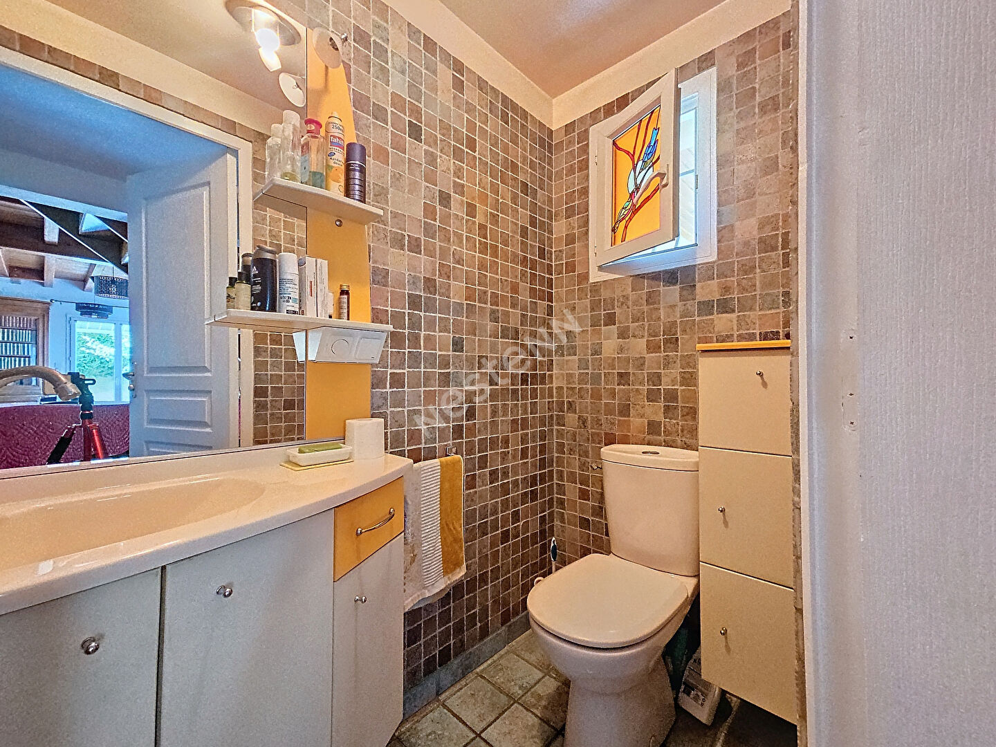 Maison sur plus de  1000 m2 de terrain clos et piscinable dans le centre de BAS EN BASSET