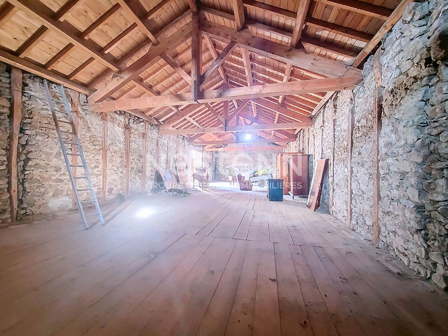 EXCLUSIVITE ! RETOURNAC Ancien corps de ferme sur 1980 m2 de terrain environ