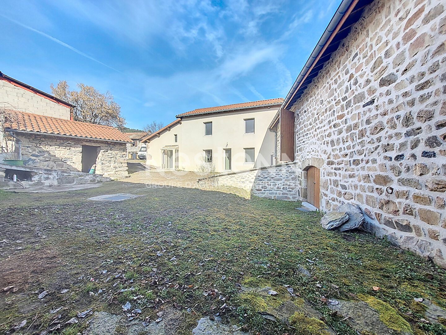EXCLUSIVITE ! RETOURNAC Ancien corps de ferme sur 1980 m2 de terrain environ